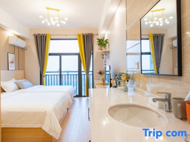 Standard Twin room with city view
