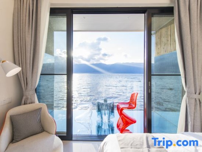 Standard Twin room with partial sea view