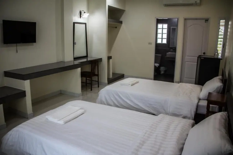 Standard Twin room with garden view