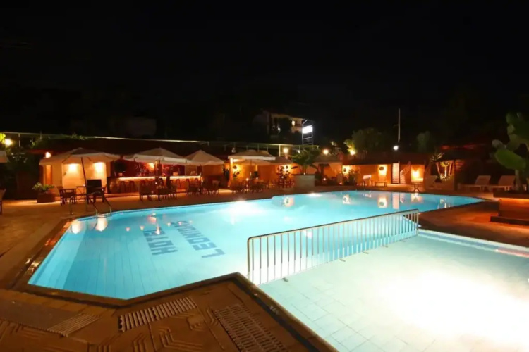 Leonidas Hotel