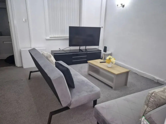 2-bed - Sleeps 6 - Free Parking