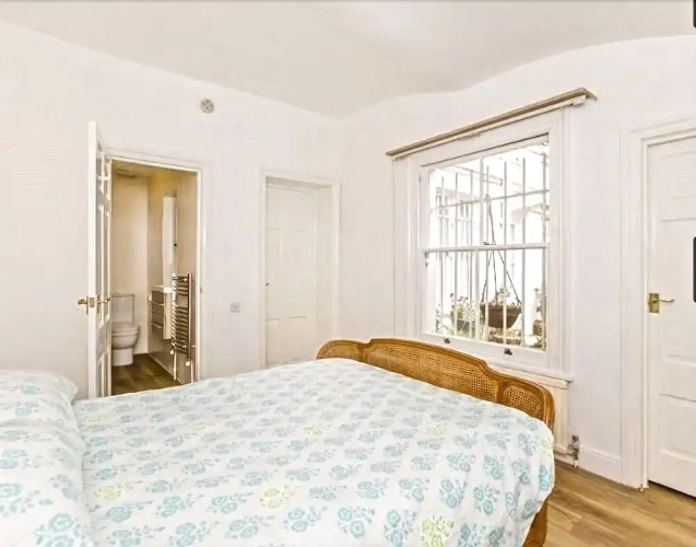 Light and Open 2 Bedroom Flat by Gloucester Road