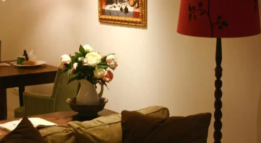 Bed & Kitchen