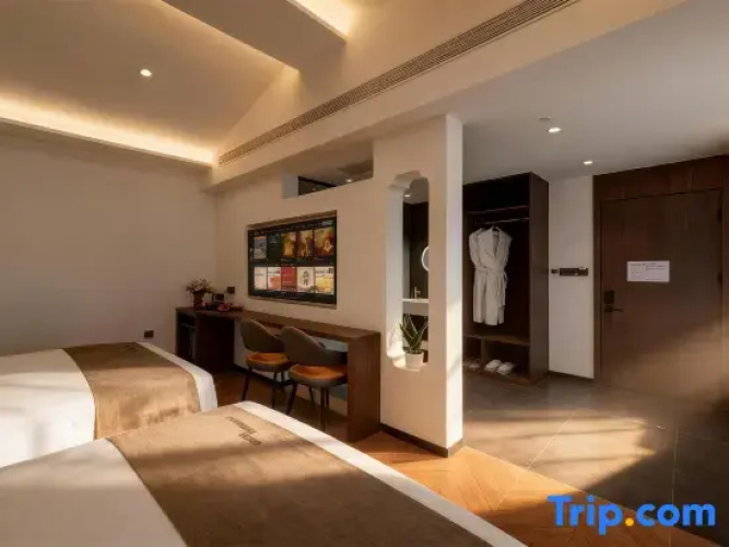 Deluxe Family room with courtyard view