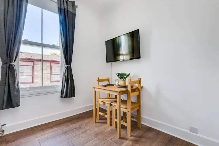Superb Central First Floor Studio Apartment #8