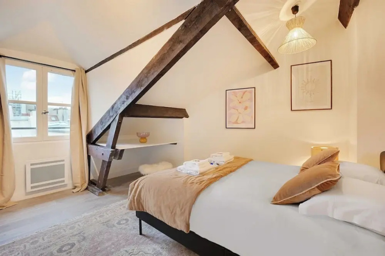 Charming Duplex in Marais for 2 People