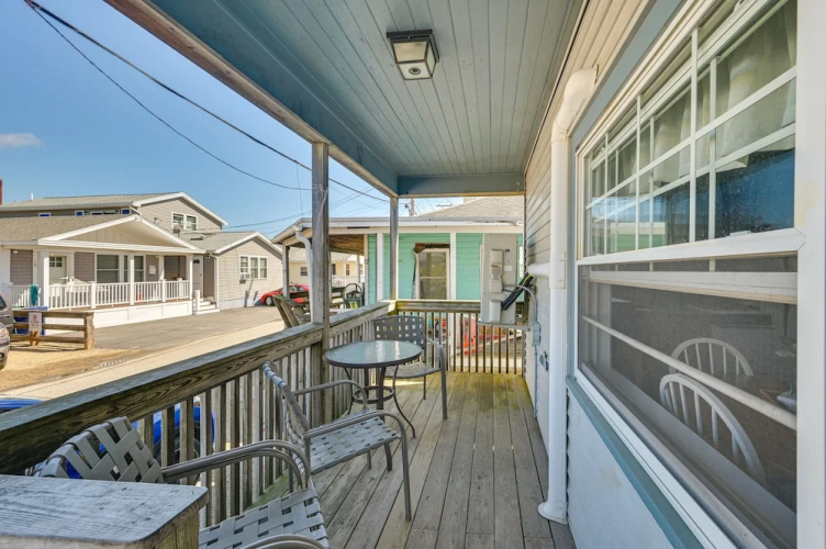 Charming Hampton Home w/ Porch, Walk to Beach!