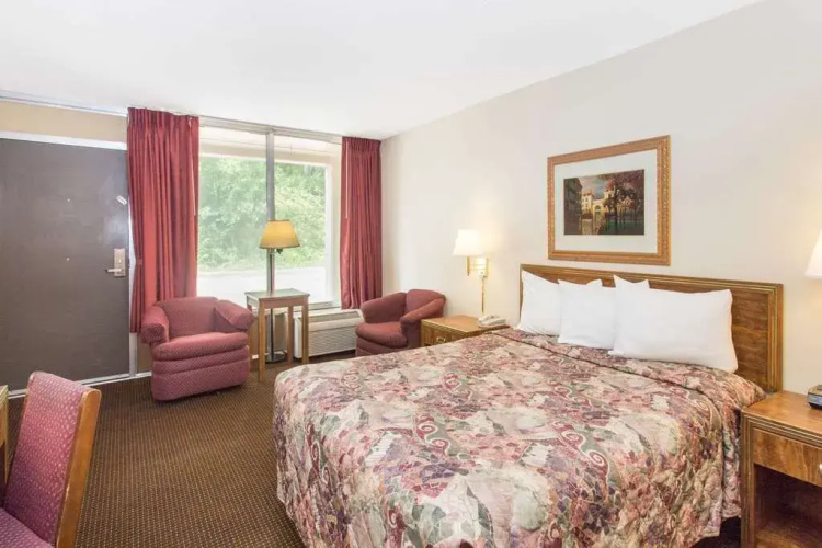 Days Inn by Wyndham Dubuque