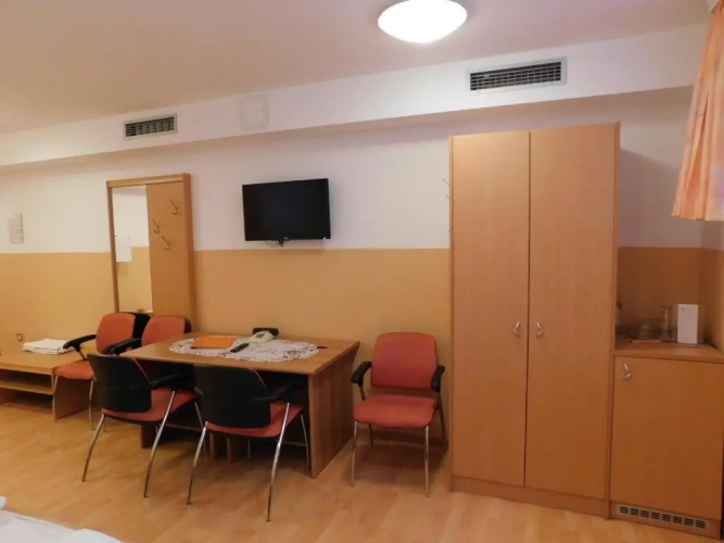 Economy Quadruple Basement room