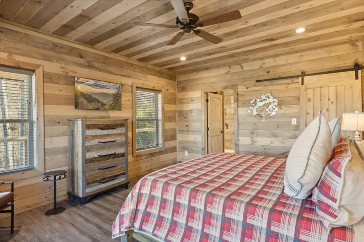 Treehouse Lodge 5 Bedroom Cabin by RedAwning