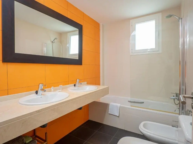 2 Bedrooms Apartment