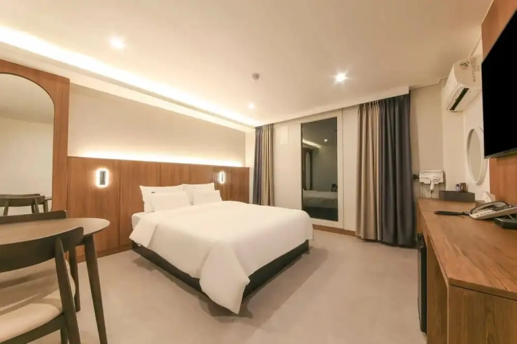1 Bedroom Deluxe Double room with city view