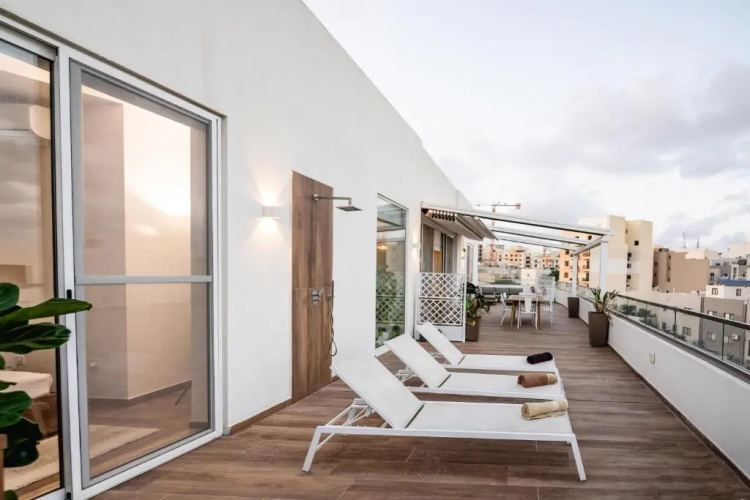 Luxurious Penthouse with Private POOL, WIFI & AC by 360 Estates