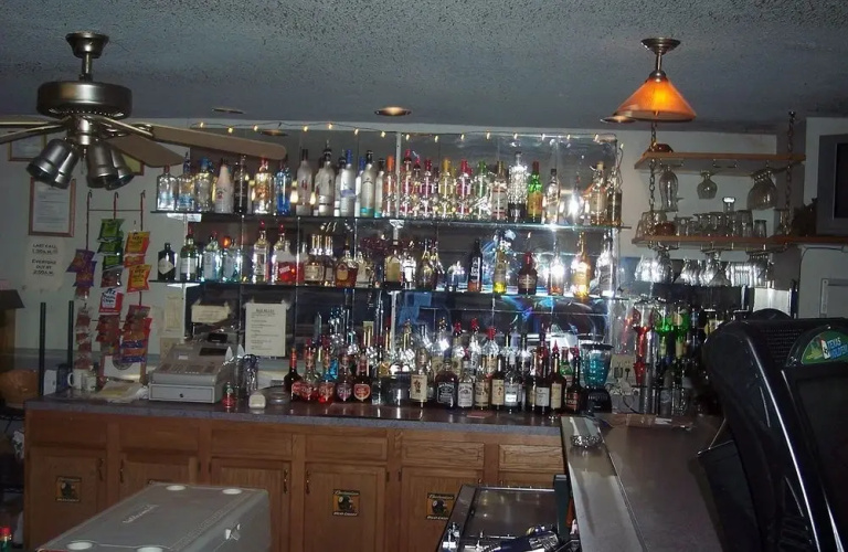 Hillcrest Hotel and Lounge
