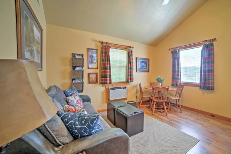 4 Mi to Museums: Cozy Branson Cabin