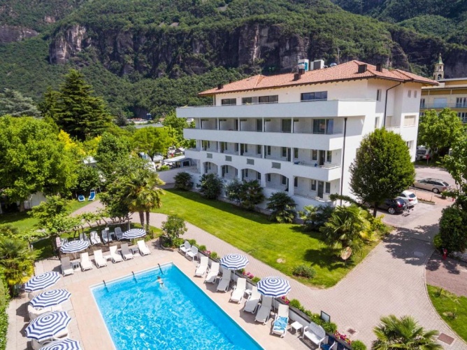 Deluxe Double room with pool view