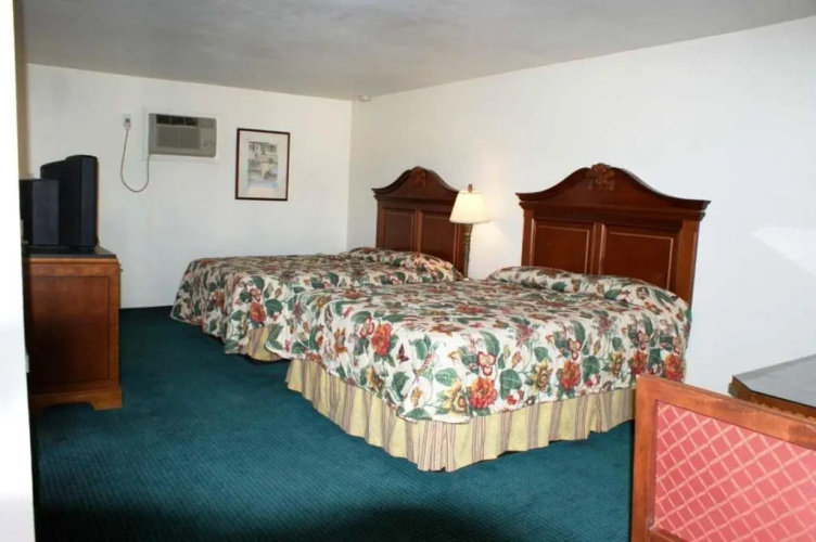 Hwy. Express Inn & Suites
