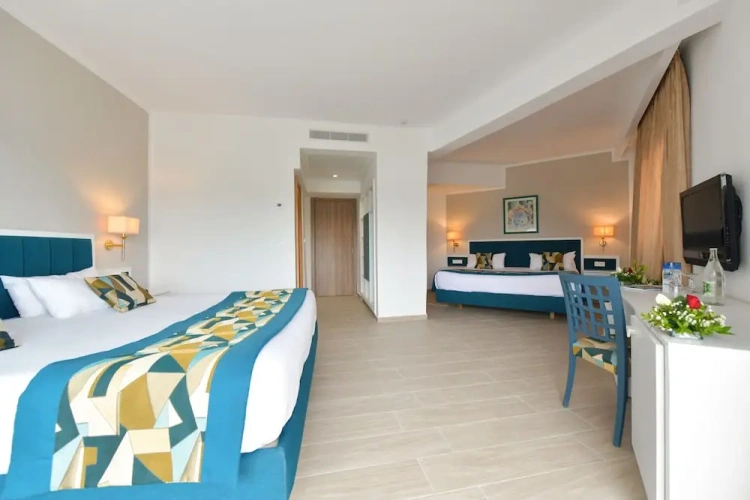 Standard Quadruple room with garden view