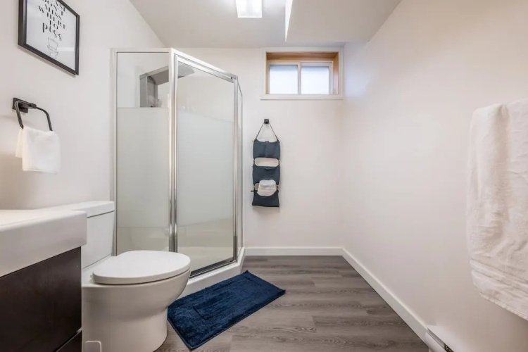 Spacious Newly Renovated 1 Bedroom Suite