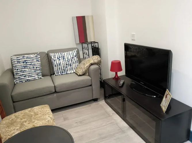 High Wycombe - 1bed Apartment - Sleeps 3 - Parking
