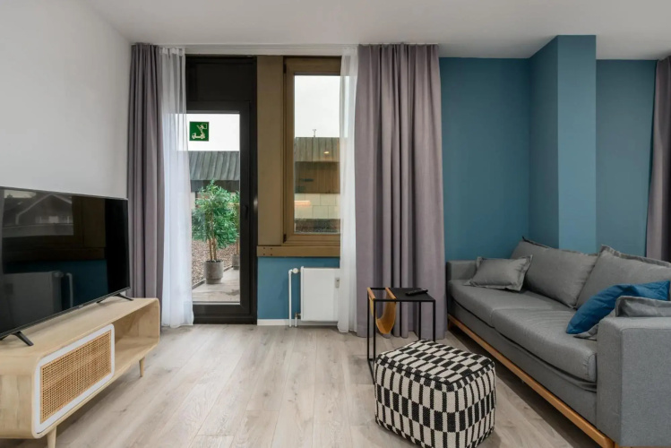 BRIGHT: Stylish & Central - Kitchen - Netflix