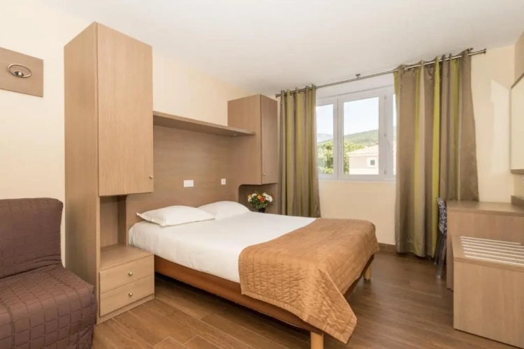 Standard Triple room with pool view