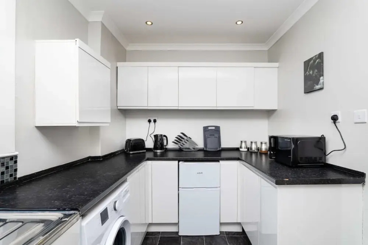 Spacious 3 BED House With Parking