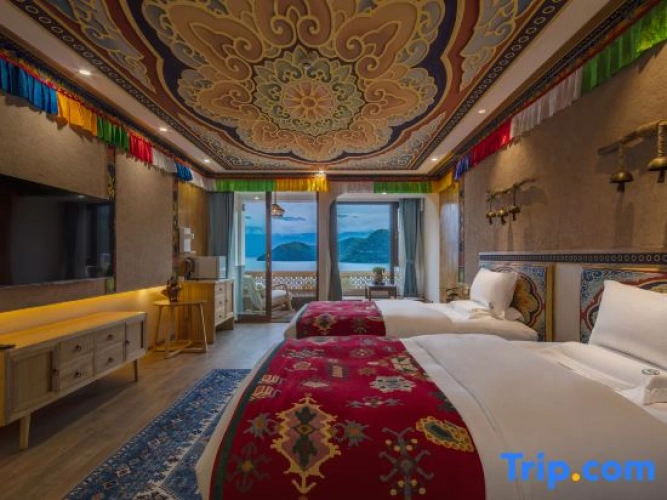 Standard Twin room with lake view