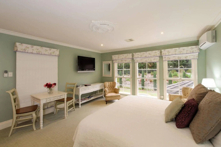 Montfort Manor