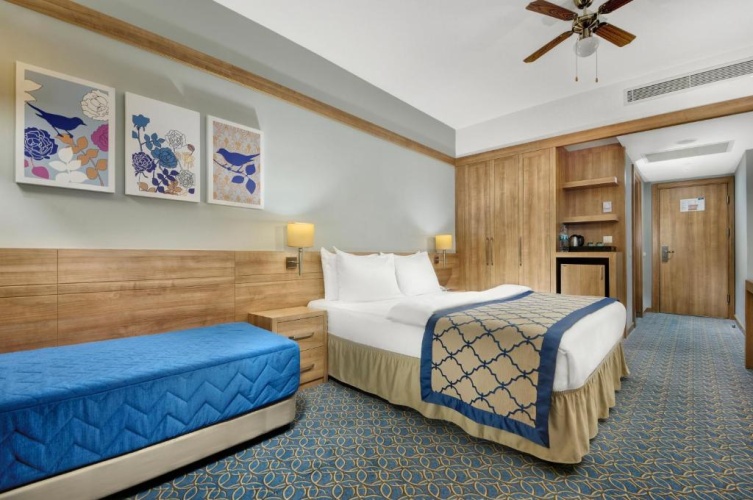 Standard Double room with partial sea view