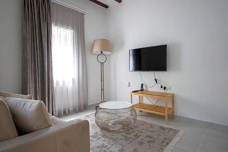 Flag Suites +12