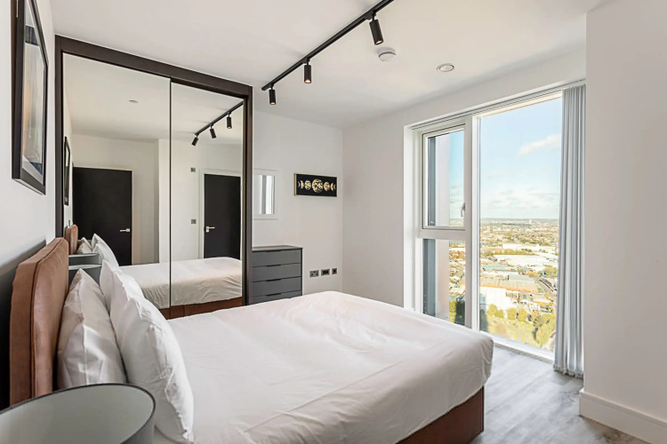 Beautiful 2 Bed Icon Tower Flat 5