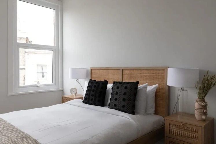 5 Bedrooms Apartment