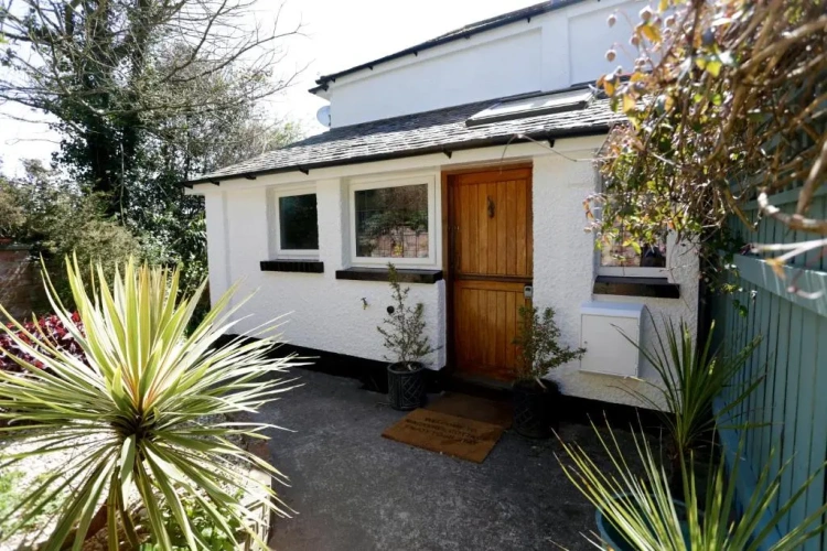 3 Bedrooms Cottage