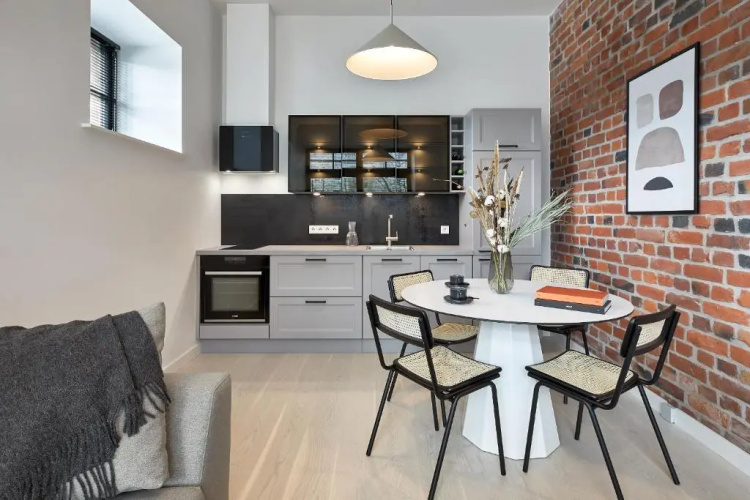 High ceiling loft with its own backyard and a terrace