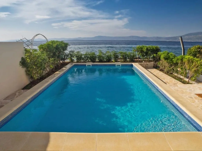 2 Bedrooms Villa