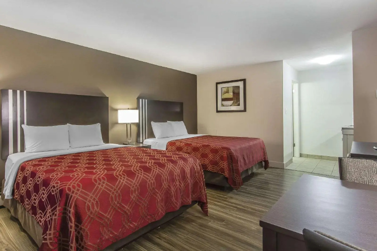Econo Lodge Inn & Suites