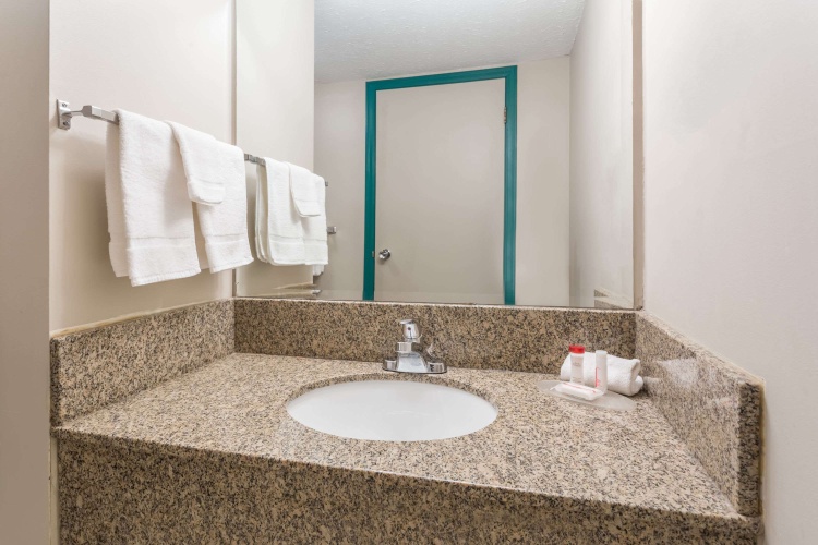 Ramada By Wyndham Quesnel photo 11