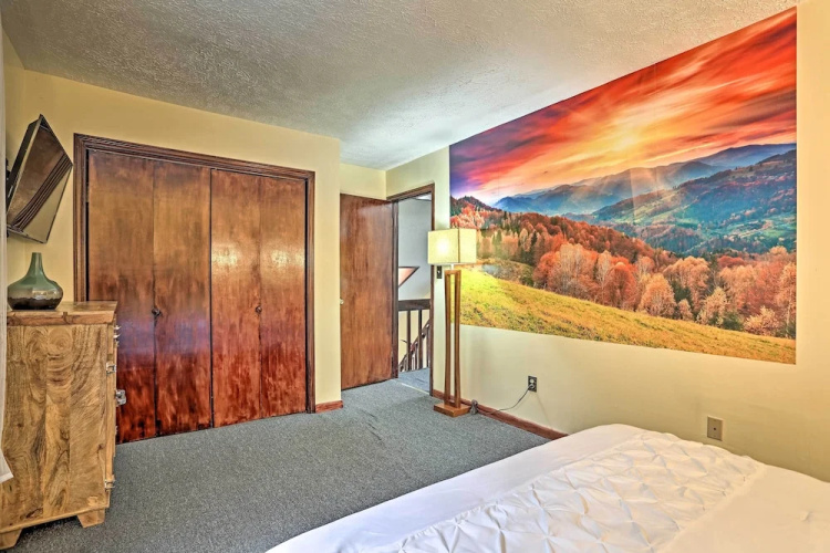 15 Mi to Camelback Ski Resort: Home w/ Deck!