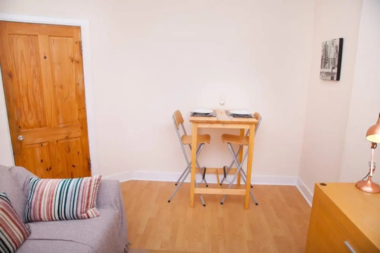 Bright & Quiet Edinburgh Home with Parking