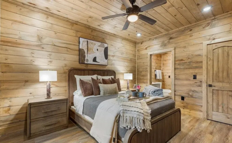 Burch's Bear Splash 4 Bedroom Cabin