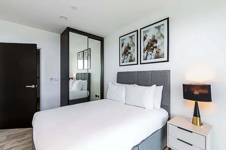 Modern Sky-High Flat In North Acton