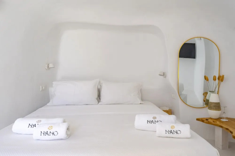 Nano Oia Canaves