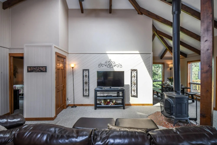 Log Hut 3 Bedroom House