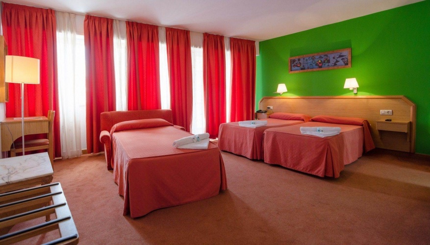 Standard Triple room