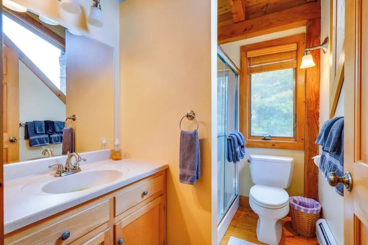 4 Mi to Stratton! Group Getaway w/ Deck & Views