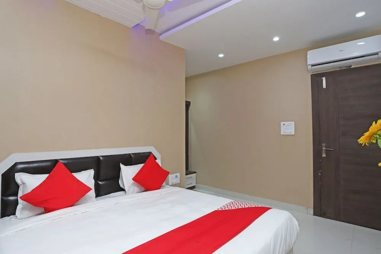 OYO 44565 Ashrit Suites