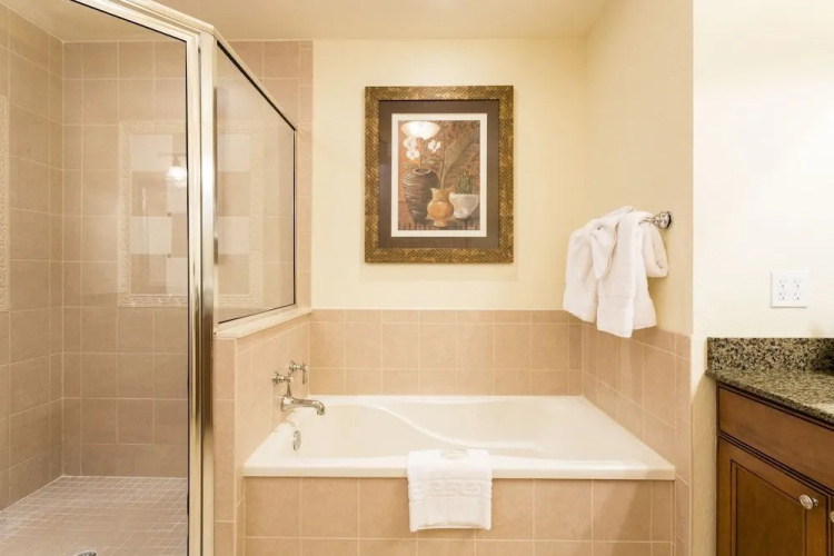 Reunion Backing Onto Golf Course 3 Br condo by RedAwning