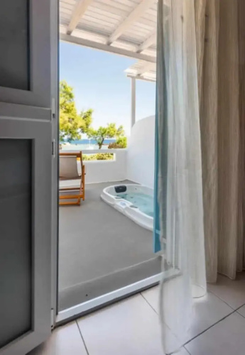 Niki Savvas Studio & Suites