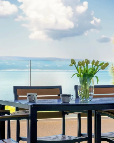 2 Bedrooms Apartment with balcony and beachfront